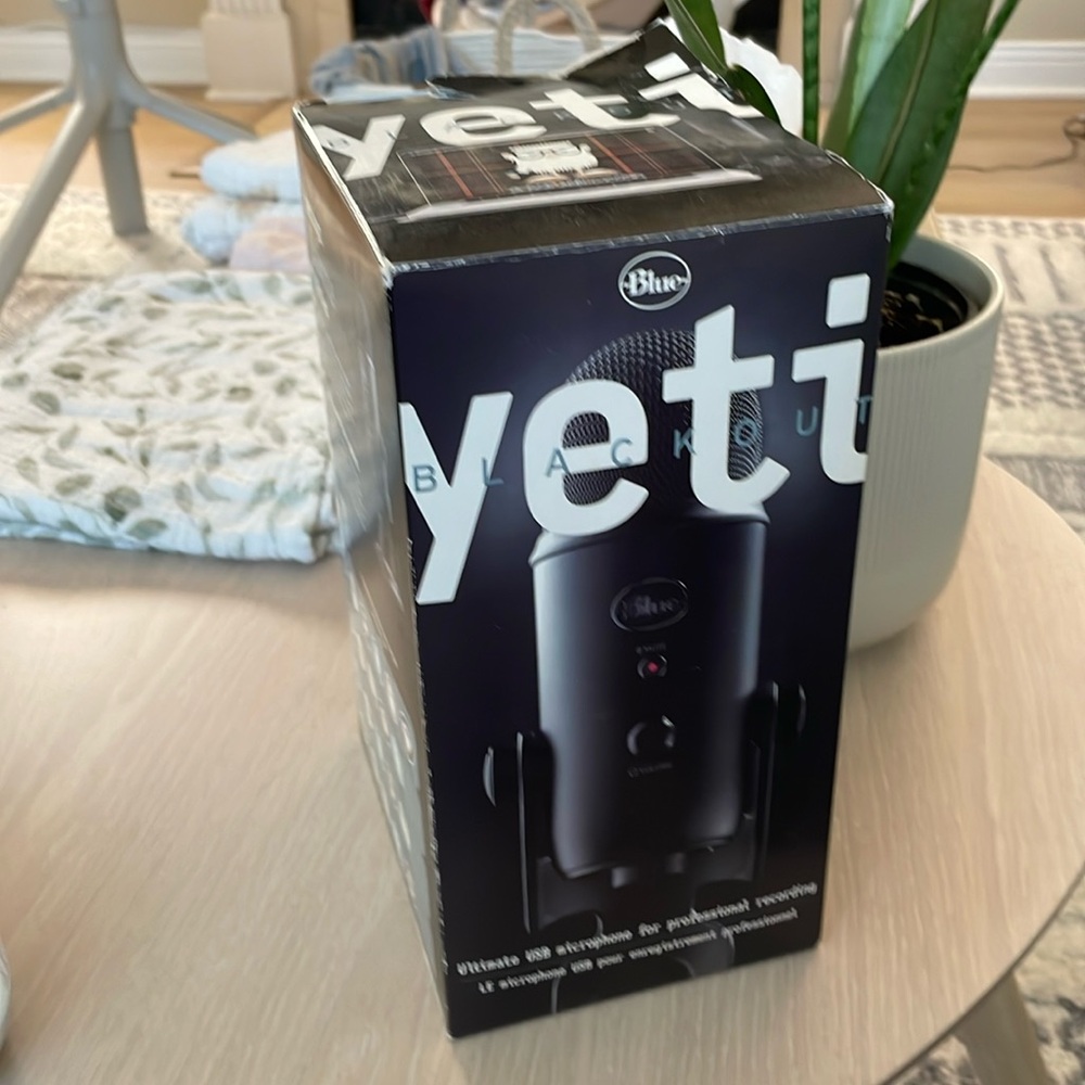 Yeti blackout professional microphone